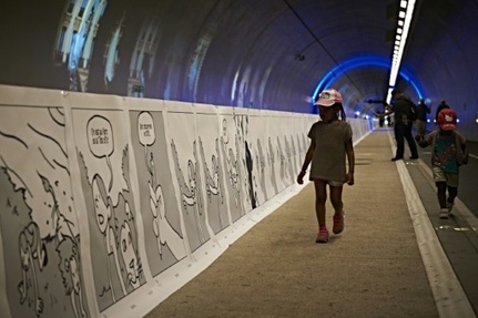 Une longue bande-dessinee dans le tunnel de la Croix-Rousse a Lyon le 21 mai 2016