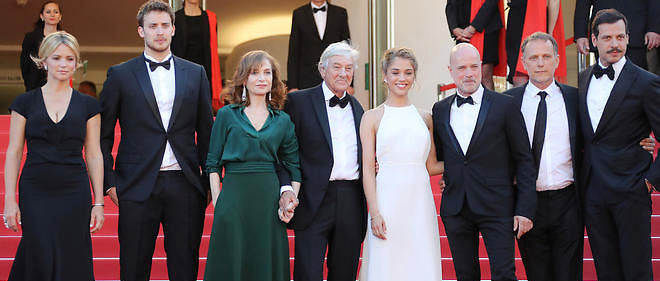 Virginie Efira, Jonas Bloquet, Isabelle Huppert, Paul Verhoeven, Alice Isaaz, Christian Berkel, Charles Berling et Laurent Lafitte, lors de la montee des marches de l'equipe du film Elle, le 21 mai 2016, a Cannes.