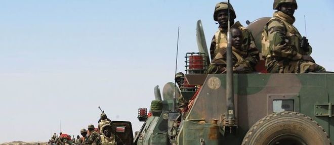 Un contingent de soldats nigeriens en route pour Gao, au Mali, le 29 janvier. Le Niger figure dans le top 10 des armees africaines. 