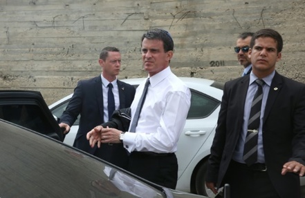 Manuel Valls apres une visite au cimetiere  Givat Shaul le 23 mai 2016 a Jerusalem 