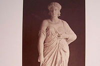 Personnification de la Volonté (1875), une statue de Louis-Charles Janson (1825-1881) pour l'Opéra de Paris. Photographie de Louis-Emile Durandelle (v1872).