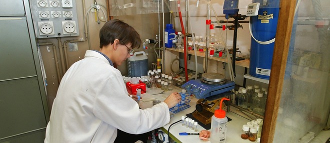 Une chercheuse du CNRS travaille dans son laboratoire de l'Ecole polytechnique a Palaiseau. Photo d'illustration.