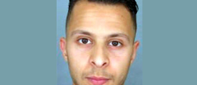 Salah Abdeslam, un des auteurs des attentats de Paris toujours recherche, aurait echappe de peu a la police belge a Molenbeek.