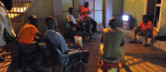 Les Africains sont ferus de football et aiment suivre les retransmissions de matches internationaux. Ici, des habitants de Malabo lors d'un match de la CAN 2012.