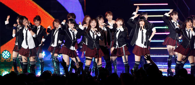Le groupe de pop japonaise AKB48, l'un des plus celebres groupes d'idoles dans l'archipel. 