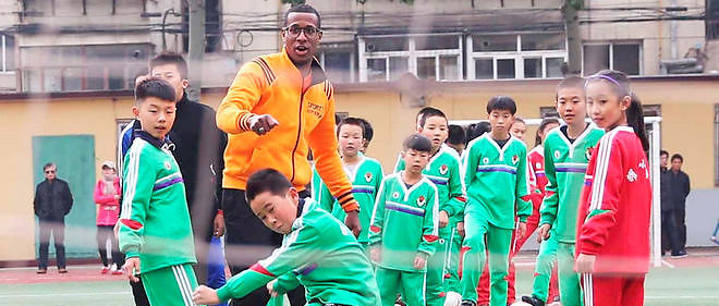 Jeu de jambes. Le football fait desormais partie des enseignements obligatoires a l'ecole. La Chine a du recourir a des entraineurs etrangers, comme dans cet etablissement de Qinhuangdao.