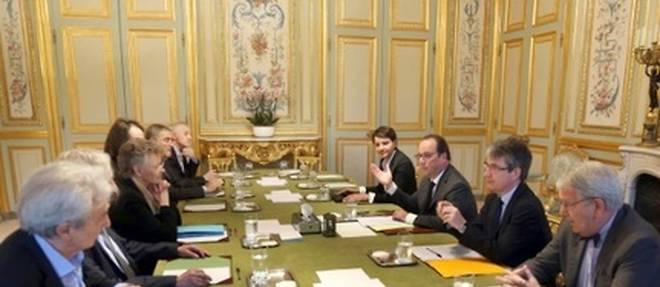Le president Francois Hollande aux cotes de la ministre de l'Education Najat Vallaud-Belkacem recoit cinq Prix Nobel et un laureat de la medaille Fields a l'Elysee a Paris le 30 mai 2016