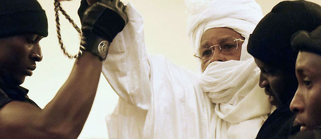 L'ancien president tchadien Hissene Habre, escorte par des gardiens de prison, jusqu'a la salle de proces, lundi 20 juillet dans la matinee. 