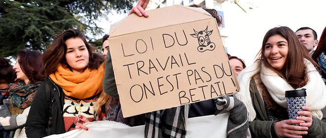 Des jeunes Francais protestent contre la loi travail.