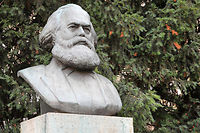 Une statue de Karl Marx sur la Strausberger Platz à Berlin en Allemagne. ©Manuel Cohen