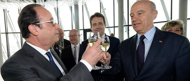 Alain Juppe et Francois Hollande trinquent a Bordeaux sous les yeux du secretaire d'Etat au Commerce exterieur Matthias Fekl.
