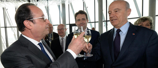 Alain Juppe et Francois Hollande trinquent a Bordeaux sous les yeux du secretaire d'Etat au Commerce exterieur Matthias Fekl.