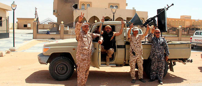Des soldats libyens apres une victoire contre l'Etat islamique.