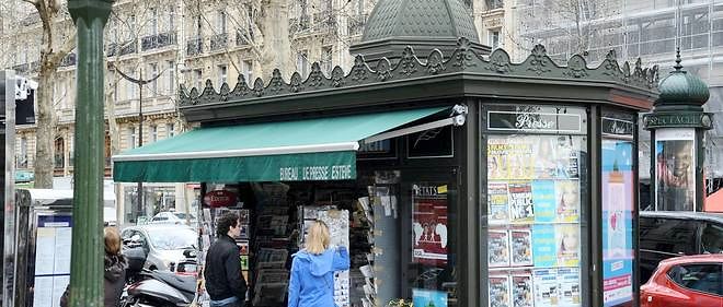 Un kiosque a journaux haussmannien a Paris