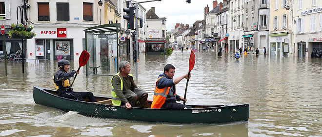 Les habitants de Nemours ont decouvert mercredi matin le centre de leur ville noye sous les eaux.