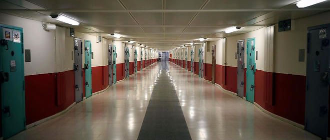 Le centre penitentiaire de Saran-Orleans, inaugure en juillet 2014, a du evacuer la moitie de ses detenus a cause des inondations dans le Loiret.