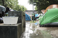 Migrants : &agrave; Paris, pr&egrave;s de 2 000 migrants dans les jardins d'&Eacute;ole