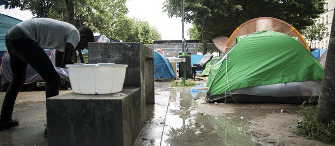 Le 28 mai 2016, le campement des migrants dans les jardins d'Eole (Paris).