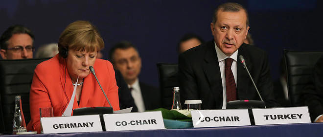 Le president turc Recep Tayyip Erdogan et la chanceliere allemande Angela Merkel lors d'un sommet a Istanbul, le 23 mai 2016.