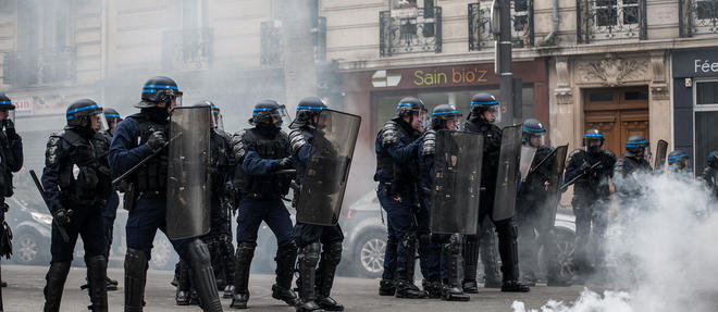 Un groupe de policiers se protege des projectiles lances par des manifestants le 28 avril dernier, lors d'un rassemblement contre la loi travail.