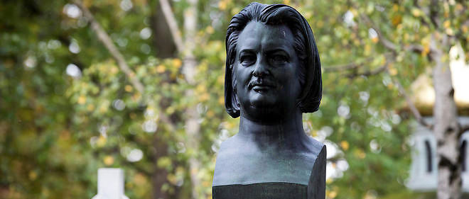 Le buste d'Honore de Balzac au cimetiere du Pere-Lachaise.