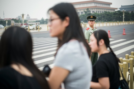 Un militaire chinois garde la place Tiananmen à Pékin le 3 juin 2016 © FRED DUFOUR AFP