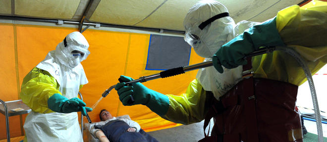 Exercice de prise en charge de faux patients atteints d'Ebola. (Photo d'illustration)  ©JEAN-FRANCOIS MONIER/AFP