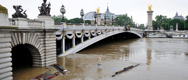 La Seine poursuit sa decrue a Paris.