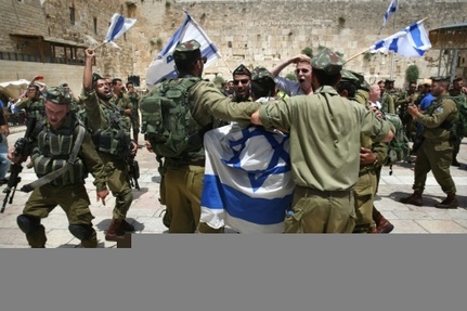 Des soldats israeliens dansent pour feter le 49e anniversaire de la conquete par Israel de la partie palestinienne de la ville sainte, a Jerusalemn le 5 juin 2016