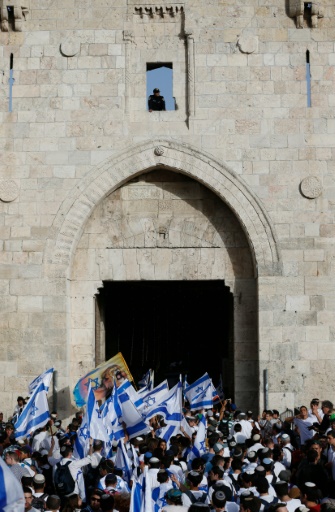 Rassemblement d'Israéliens devant la porte de Damas, une des entrées de la vieille ville de Jérusalem, pour célébrer l'anniversaire de la conquête de Jérusalem-Est par Israël © AHMAD GHARABLI AFP