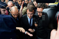 Macron accueilli &agrave; Montreuil par des jets d'oeufs
