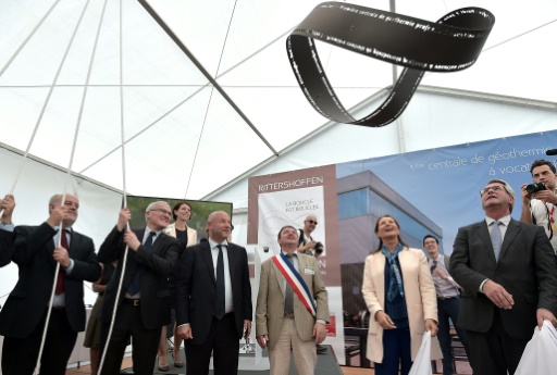 La ministre française de l'environnement, Ségolène Royal (cinquième à droite) assiste à l'inauguration de la centrale géothermique à Rittershoffen le 7 juin 2016 © PATRICK HERTZOG AFP