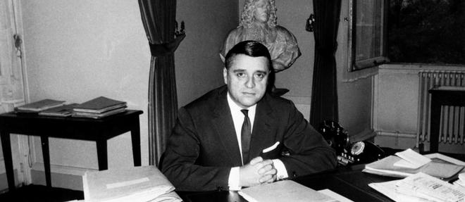Robert Boulin, alors secretaire d'Etat au budget, pose dans son bureau en septembre 1963. 