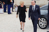 Les indiscrets du &quot;Point&quot; : les chauffeurs de Mme Cazeneuve,&nbsp;comment Hollande voit (vraiment) Macron...