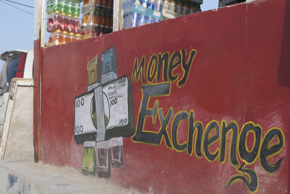 À Hargeisa, la plupart des épiciers échangent les dollars américains en shillings somalilandais. ©  Justine Boulo
