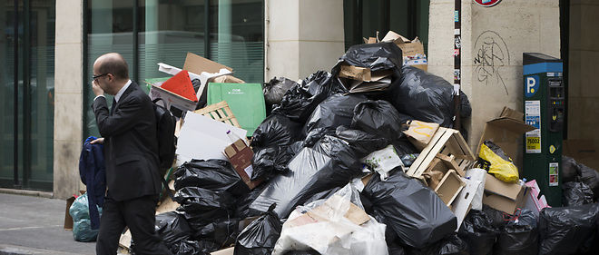 Les ordures s'accumulent dans Paris en raison de la greve des eboueurs opposes a la loi travail.