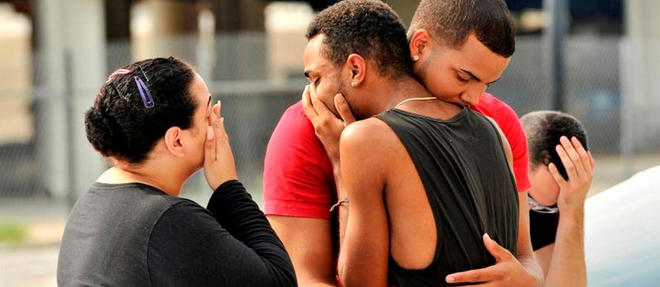 Des proches et des membres de la famille des victimes de la fusillade d'Orlando se reconfortent.