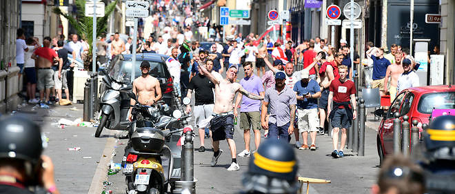 Des affrontements tres violents ont eu lieu entre hooligans et a police a Marseille (AFP PHOTO / LEON NEAL).