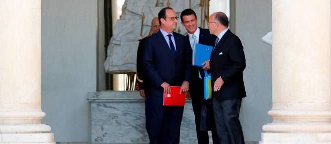 Francois Hollande, Bernard Cazeneuve et Manuel Valls sur le perron de l'Elysee.
