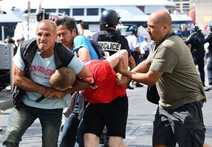 Un supporter anglais est maintenu par la police a Marseille le 11 juin 2016 avant le match entre l'Angleterre et la Russie