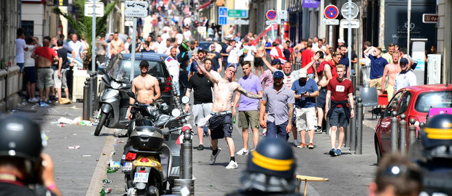 Des affrontements tres violents ont eu lieu entre hooligans et a police a Marseille (AFP PHOTO / LEON NEAL).