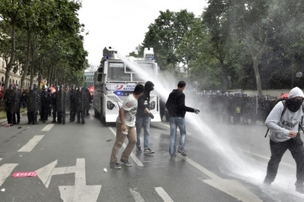 Un canon a eau utilise lors de la manifestation contre la loi travail, le 14 juin 2016