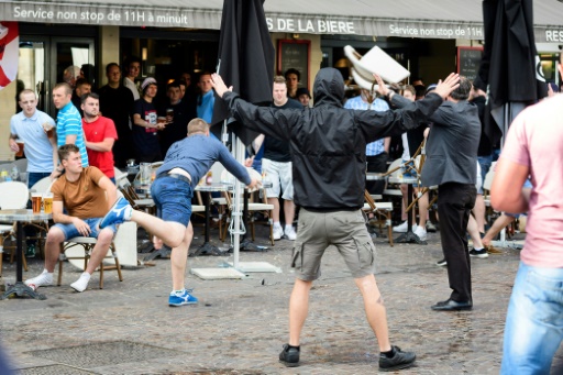 Des hooligans russes jettent des chaises sur des supporters anglais, le 14 juin 2016 à Lille © LEON NEAL AFP