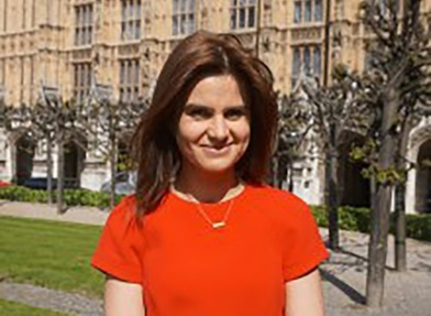 La deputee britannique Jo Cox, devant les Chambres du Parlement a Londres
