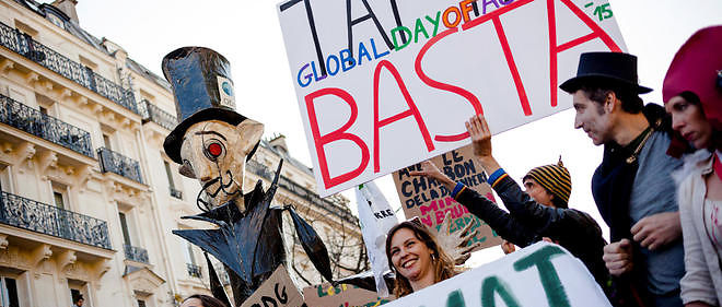 Des opposants au traite de libre-echange avec les Etats-Unis defilent a Paris le 18 avril.