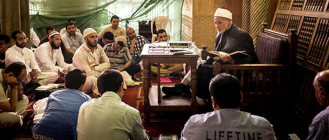 Le cheikh Hassan al-Shafiei lors d'une seance de lecture de hadiths a la mosquee Al-Azhar, au Caire, le 4 juin.