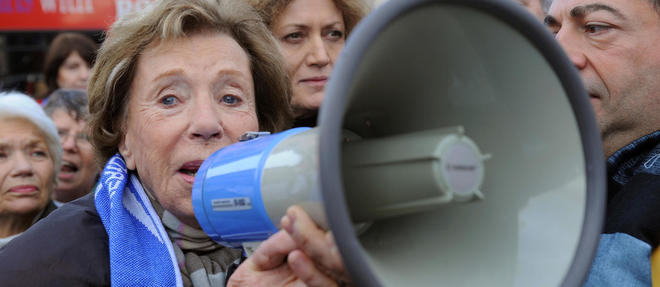 Benoite Groult lors d'un rassemblement organise a l'occasion de la "premiere journee mondiale" pour la legalisation de l'euthanasie, le 2 novembre 2008.