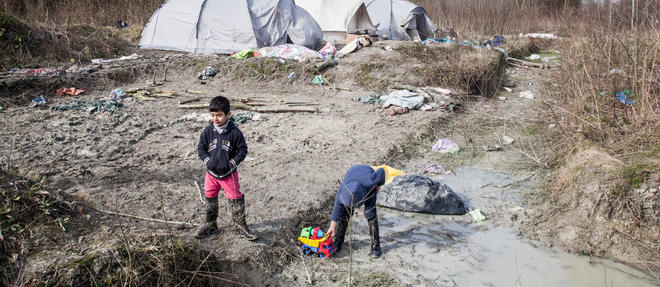 Des enfants refugies jouent dans le camp de Grande-Synthe, proche de Dunkerque, le 28 fevrier 2016.  
