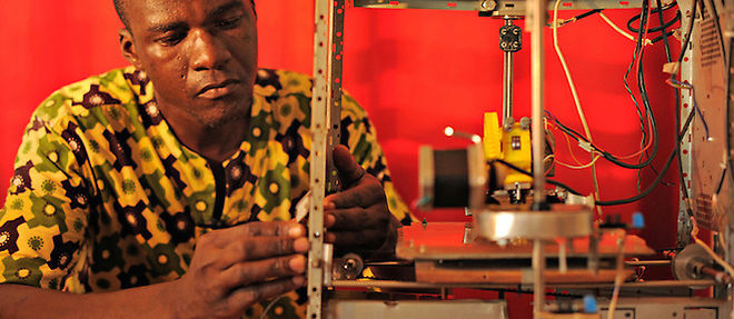 Le Togolais Kodjo Afate Gnikou a fabrique une imprimante 3D en utilisant des dechets electroniques. 