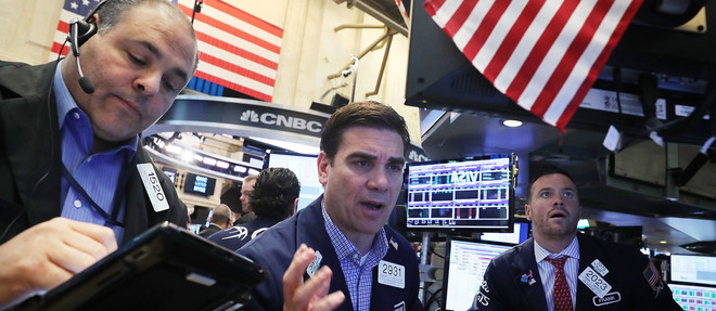 Wall Street a chute a l'ouverture vendredi, en plein desarroi devant la panique qui s'est emparee de l'ensemble des marches financiers mondiaux apres la decision des Britanniques de quitter l'Union europeenne: le Dow Jones perdait 2,16 % et le Nasdaq 3,78 %.
